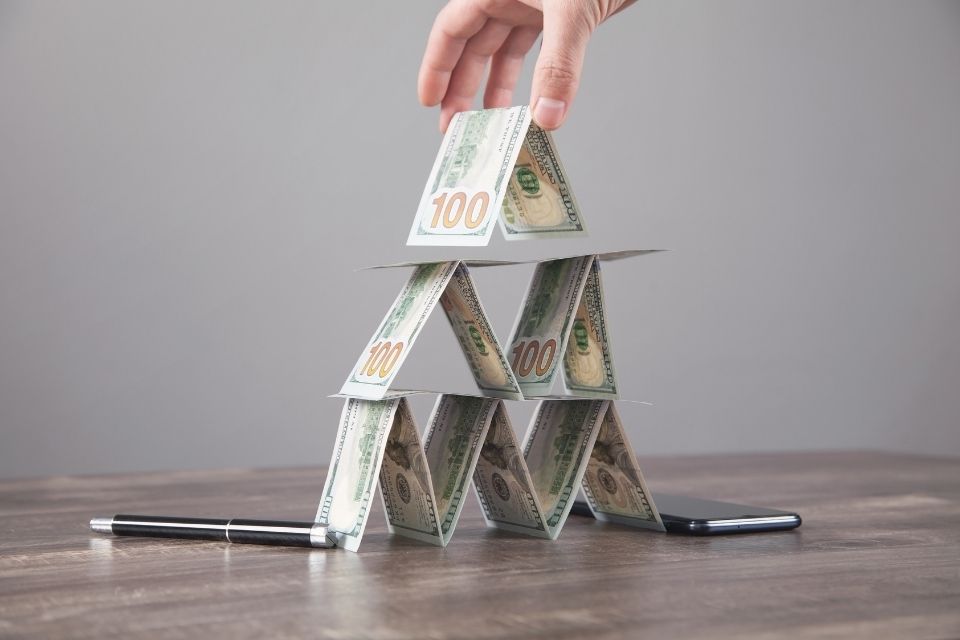 Pirâmide Financeira: o que são e como evitar esse modelo de negócio!