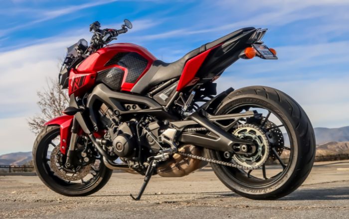 financiamento yamaha: imagem com uma moto vermelha estacionada