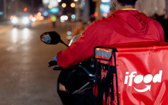 iFood anuncia reajuste de até 15% na taxa para entregadores e preocupa usuários